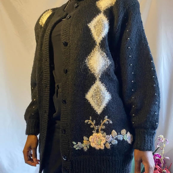 Vintage sweater cardigan with embroidered floral details - Picture 9 of 9